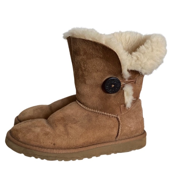 UGG bailey button booties. Used in good condition - Picture 1 of 6